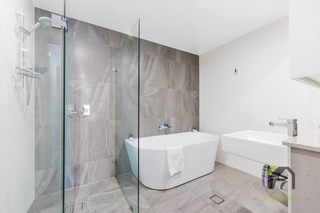 Sunshine 2 Bed In Olympic Park Sydney