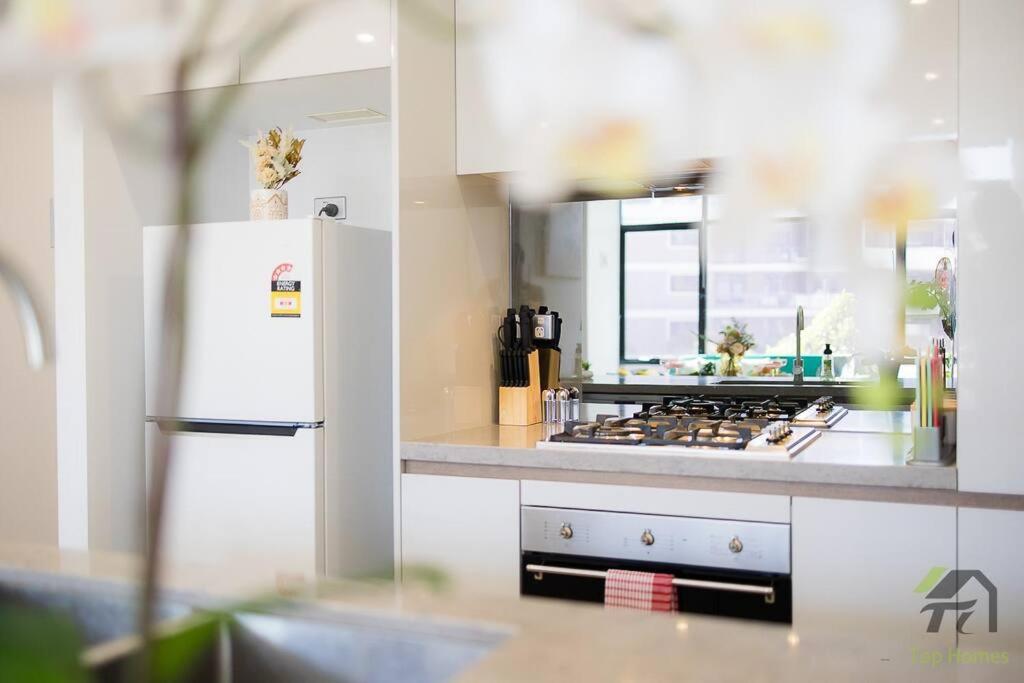 Sunshine 2 Bed In Olympic Park Apartment